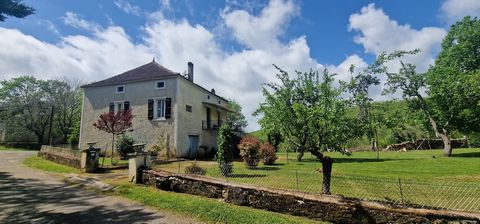 On the heights of Luzech, 5 minutes from our beautiful Lot river, Selection Habitat offers you this charming character house from the 1850s with 115m2 of living space and 118m2 of convertible ground floor. A large barn (car garage and stable) of 165m...