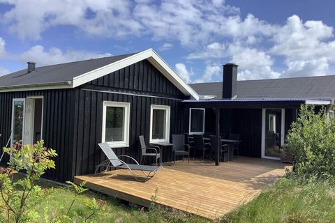 Ferienhaus mit Badezuber für den Badespaß im Freien. Attraktiv gelegen in Helligsø Drag, nur ca. 300 m vom Limfjord entfernt. Das 2024 renovierte Ferienhaus enthält u.a. eine neue Küche. Das Wohnzimmer mit TV und kostenfreiem WLAN. Zum Streamen eigen...