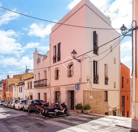 Villa Maragall es una preciosa casa de pueblo de cinco plantas, reformada en 2017 y edificada sobre una parcela de 55 m² con una superficie de 241 m² construidos en el centro de Sant Feliu, cerca de todos los servicios y restaurantes. La casa conserv...