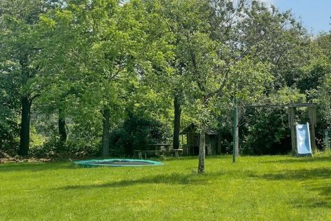 Chalet en bois (muré) très spacieux pour 10 personnes en bordure du village d'Hampteau. Grand jardin avec vue sur la vallée de l'Ourthe. Accessible aux fauteuils roulants. Idéal pour un séjour de 3 générations.Chalet clos de murs pour 10 personnes, s...