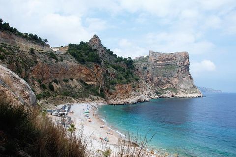 Dieses freistehende, sehr geschmackvoll eingerichtete 8-Personen-Ferienhaus mit privatem Pool an der Costa Blanca wurde 2018 von den belgischen Besitzern wunderschön renoviert. Dieses kleine Paradies liegt in einem ruhigen, grünen Villenviertel von M...