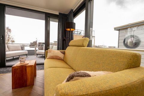 Verblijf met je gezin in deze moderne woonboot in Offingawier. Er is een prachtig terras met uitzicht op het water, waar je kunt zitten en ontspannen terwijl je geniet van je favoriete drankjes en maaltijden en natuurlijk van de barbecue. De woonboot...