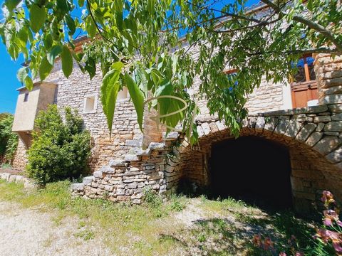 EXCLUSIVITÉ A la limite du Gard et de l'Ardèche, sur la commune d'Orgnac-L'Aven, au cœur d'un petit hameau au calme, bénéficiant d'une superbe vue dégagée sur le village au loin, mas en pierre de caractère d'environ 150m2 hab. élevé sur caves voûtées...