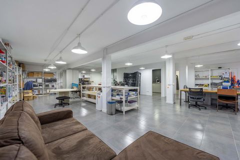 On Vereda del Carmen street, a few meters from Alcalá street, we find this premises of excellent dimensions and with the possibility of locating both an office, a work area and a parking area simultaneously. The premises, of 350m2 built in its entire...