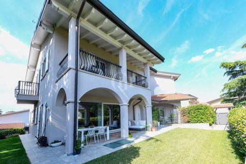 A few steps from the squares of the historic center of Desenzano del Garda, convenient to services and also to the lake, inserted in quiet and elegant residential area, we offer for sale elegant semi-detached house with private garden. The property, ...