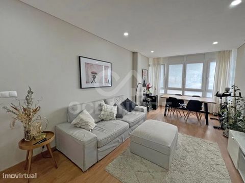 In the heart of Figueirinha we find this apartment: two bedrooms, one of them a suite, and two full bathrooms. The equipped kitchen, with built-in and gas-free facilities, is open to a cozy living room. Armored door, tilt-and-turn windows, double gla...