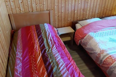 Dit schitterende, authentieke chalet mét sauna is gezegend met een adembenemend uitzicht en een geweldige locatie, in het hart van de Vogezen. Het bestaat uit 2 aparte woningen met elk een eigen ingang. Je kunt gezellig samen eten en drinken op het z...