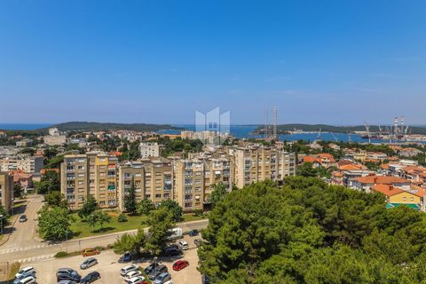 Location: Istarska županija, Pula, Vidikovac. Istria, Pula This beautiful apartment is located in a popular and sought-after neighborhood in Pula, known for its excellent infrastructure and proximity to all necessary amenities. Located on the upper f...