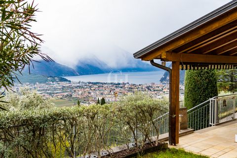 Located in the sunny and panoramic location of Tegiole, we offer a beautiful semi-detached villa with swimming pool, immersed in a setting of rare natural beauty. Built in the early 2000s, this residence offers breathtaking views of Riva del Garda an...