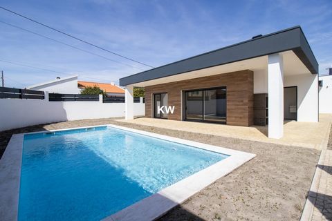Discover this fantastic single storey T4 villa in a privileged area in Azeitão. With a plot of 570m2 and a gross floor area of ​​278.8m2, this large house is divided into two distinct spaces. The social area in OpenSpace consists of a living room wit...