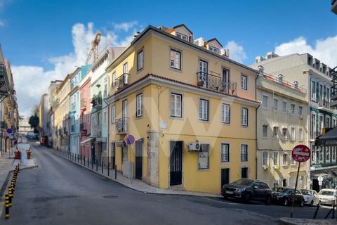 Apartamento Triplex T4+1, localizado na Rua da Glória, em Lisboa.Junto à Avenida da Liberdade, este apartamento apresenta-se como uma casa independente, permitindo uma vivência única num dos bairros mais emblemáticos da cidade.Situada no coração da c...