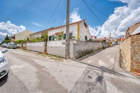 Moradia T3 pronta a habitar Apresento-lhe uma moradia no centro do Vale de Santarém a 500 metros da estação ferroviária. A moradia dispõe de 3 quartos, um deles com closet, cozinha com bastante luz natural, duas casas de banho e uma sala com lareira ...