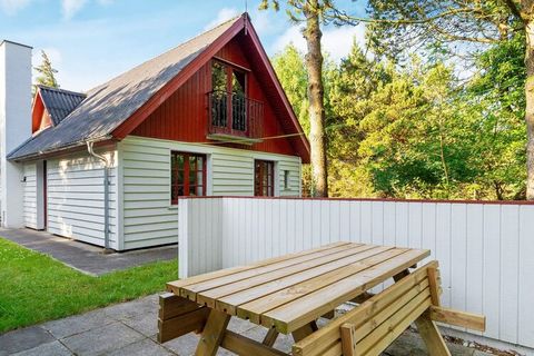 Maison de vacances située sur un grand terrain naturel délimité par des arbres par Agger. Le chalet est délimité par la route et est donc optimal pour la famille qui veut la paix et la tranquillité des environs. Il y a plein de recoins cosy et d'occa...