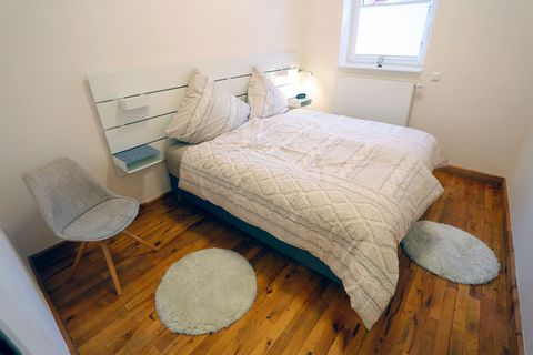 Die 4-Zimmer-Wohnung im ruhigen Stadtteil Rödelheim ist komplett möbliert. Die Innenausstattung lässt keine Wünsche offen. Die Zimmer in dieser Wohnung sind ideal geeignet für Berufstätige, Studenten oder Auszubildende, auch für die Zeit eines Prakti...