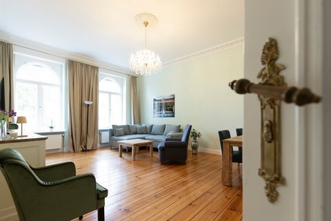 The charm of Potsdam lies in the beautifully restored buildings, as well as the beautiful parks and bodies of water. This apartment offers you all this at the most central location. - The apartment is in a beautifully renovated house from 1895 on the...