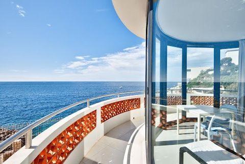 Cap de Nice - Unique, feet in the water, discover this magnificent property located a few meters from the sea. The villa enjoys a South East exposure and a breathtaking view of Cap Ferrat and the sea. A haven of peace located close to shops and bus w...