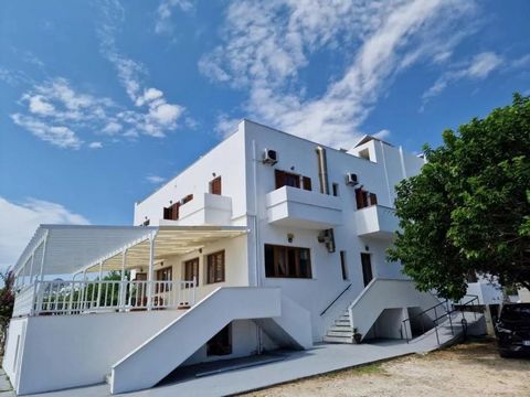Lyxhotell till salu på den förtrollande ön Skyros, i området Molos, byggt 2004. Fastigheten sträcker sig till en tomt på 3 000 kvm och dess totala yta uppgår till 1 286 kvm, med möjlighet till ytterligare byggbar yta. Hotellet erbjuder bekvämt boende...