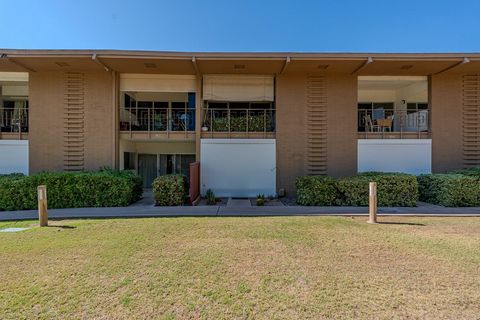 This charming 1 bedroom/1bathroom condo is highly upgraded following a complete and stunning remodel and its ideally located between Old Town Scottsdale and Arcadia. The beautiful kitchen features stainless steel appliances, a gas range, white subway...