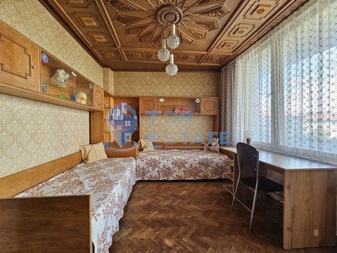 Top Estate Real Estate ti offre un appartamento in mattoni con due camere da letto nel centro di Veliko Tarnovo. L'appartamento offerto si trova al quinto piano di un edificio di otto piani ben tenuto. L'appartamento si trova in un luogo molto comuni...