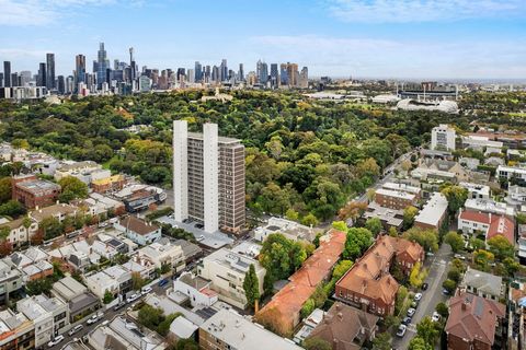 Mit herrlichem Blick auf die Royal Botanic Gardens und die Skyline der Stadt mit Blick auf die Bucht bietet diese eindrucksvolle Residenz aus dem Jahr 1962 im berühmten und von Robin Boyd entworfenen 