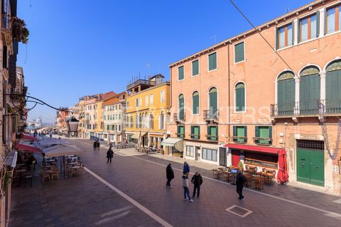 Ort: Castello, Venedig Das Castello-Viertel, das größte und eines der ältesten Viertel Venedigs, liegt am östlichen Ende der Stadt. Es war schon immer eines der am dichtesten besiedelten Viertel der Stadt und hat sich die traditionelle „venezianische...