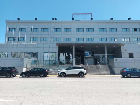NO COBRAMOS COMISIÓN DE INTERMEDIACIÓN AL COMPRADOR Gran oportunidad de adquirir en propiedad este hotel ubicado en la localidad de Favara, provincia de Valencia. Dispone de buenos accesos y está bien comunicado. Se trata de un edificio compuesto de ...