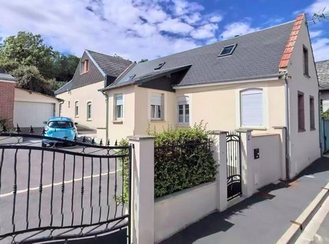 Grande maison familiale avec jardin et terrasse à la campagne.