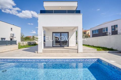 Istria, Vodnjan, a villa with a pool and garden and a view of the Brijuni archipelago, halfway between Rovinj and Pula and only a few minutes from Fažana.The villa with an area of 125m2 consists of an open-concept kitchen, living room and dining room...