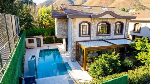 5+1 ÉLÉGANTE VILLA TRIPLEX ENTIÈREMENT MEUBLÉE À MARMARIS ICMES Lieu : MARMARİS / İçmeler Superficie du terrain : 410 m2 Surface fermée : 330 m2 Nombre de chambres :5+1 Salles de bains : 3 (At-suite) Piscine privée | Jardin privé ;  Votre vie de rêve...