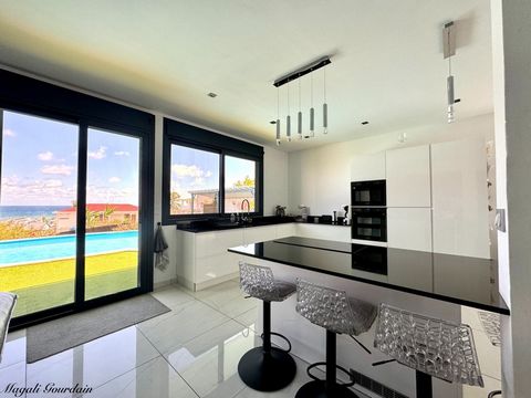 EN EXCLUSIVITE - A VENDRE - PROPRIETE D'EXCEPTION AVEC VUE MER ET POTENTIEL LOCATIF REMARQUABLE - SAINTE ANNE