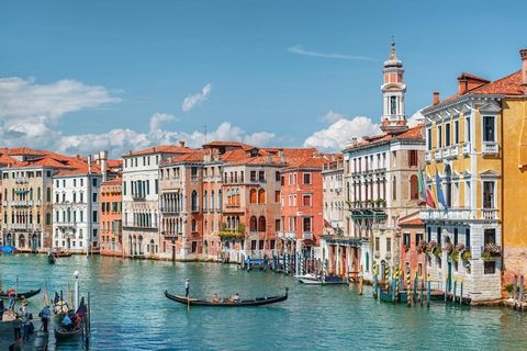 Questo accogliente appartamento a Porto Santa Margherita (VE) si trova al 1° piano e offre un soggiorno confortevole. Il soggiorno dispone di un divano letto matrimoniale, TV, tavolo da pranzo e una zona salotto, perfetta per rilassarsi. La cucina ap...