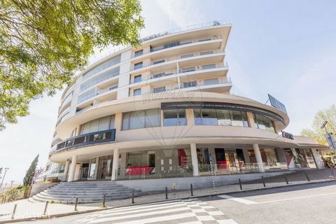 Loja para venda muito bem localizada em Oeiras, inserida no Condominio Urban Gardens, próximo do Jardim dos Poetas, da Escola secundária Luis de Freitas Branco, Colégio da Torre, e está entre outras lojas, barbearia, imobiliária... Loja/Escritório co...