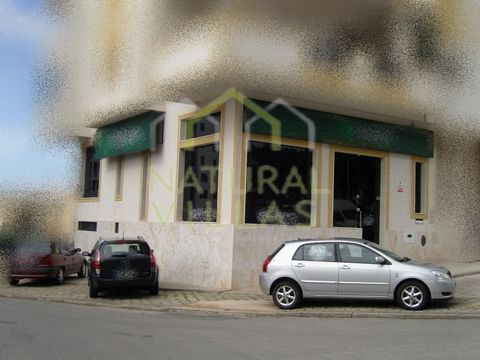 Espaço Comercial Mobilado, Pronto a Funcionar e com Grande Visibilidade. Loja em excelente estado de conservação, situada numa localização privilegiada, próxima à Avenida Calouste Gulbenkian, em Faro. Com um espaço bem distribuído e iluminação natura...