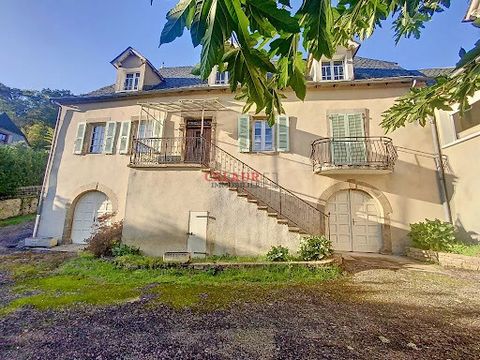 Exceptional location, 10 minutes from shops, in a hamlet by the Dordogne River, an old farmhouse with outbuildings on 8 hectares of land, on slopes and by the Dordogne, with a dominant view. The house overlooks the Dordogne; it is in an L shape built...