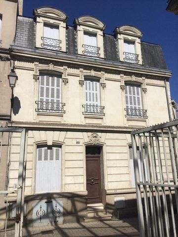 Le tout Châtellerault à pieds, l'authenticité du patrimoine conservé pour cette grande demeure d'Hyper Centre aux beaux volumes, 6 à 7 chambres.