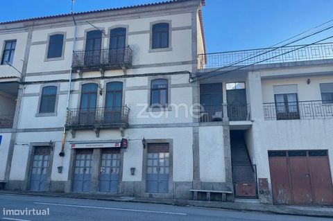 Identificação do imóvel: ZMPT575946 Moradia a poucos kms de Gouveia, dividida em 3 pisos com entrada independente. No RC existe uma garagem e um espaço comercial com licenciamento para café. No piso 1, encontramos um apartamento, que já foi alvo de b...