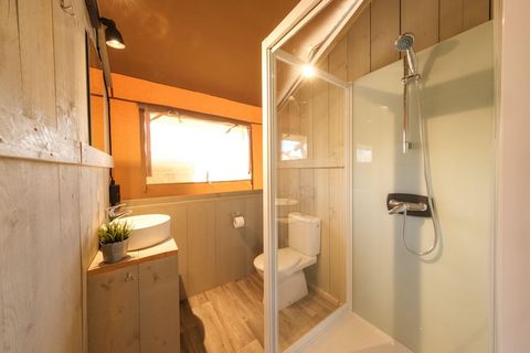 Disfruta de la naturaleza con estilo en nuestra tienda glamping de 35 m², diseñada para familias de hasta 5 huéspedes. Este alojamiento único ofrece la combinación perfecta de comodidad y naturaleza, con dos acogedoras habitaciones para noches de des...