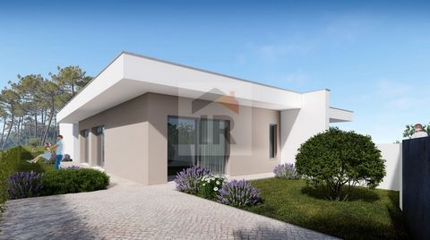 Moradia térrea T3 em construção, situada em lote plano de aproximadamente 520m². Com um projeto de arquitetura moderna e uma área de construção de cerca de 127m², esta residência oferece conforto e funcionalidade. A moradia é composta por três quarto...