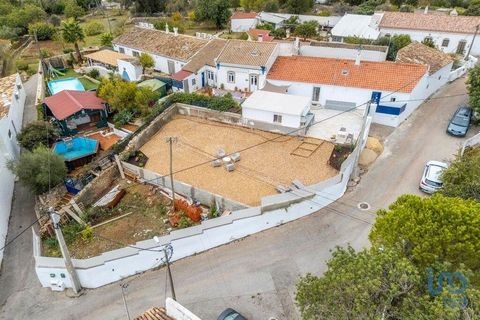Moradia Renovada com Charme Algarvio em São Brás de Alportel! Situada a 5 minutos do centro de São Brás de Alportel, esta moradia geminada foi renovada em 2023, preservando a autêntica traça Algarvia. Composta por três quartos, incluindo uma suíte, e...