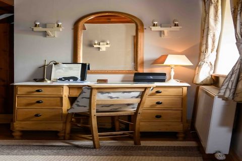 Évadez-vous au cœur du parc national des Yorkshire Dales et découvrez le confort de ce luxueux Dales Stone Cottage du XVIIe siècle, parfait pour accueillir jusqu'à six personnes. Dotée d'une chambre king-size avec salle de bains privative, d'une cham...
