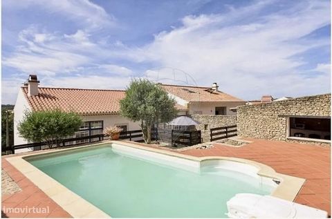   Moradia T4 em Santo Isidoro - Entre a Praia e o Campo Situada na charmosa localidade de Santo Isidoro, esta fantástica moradia oferece o melhor de dois mundos: o ambiente relaxante de uma casa de praia e a tranquilidade de uma residência no campo. ...