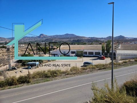 Warehouse for sale in urban area with private plotThe warehouse has an office and a separate storage area.With prior authorization from the Town Hall, you can convert part of it into housing on the urban side.The parcel being sold consists of two par...