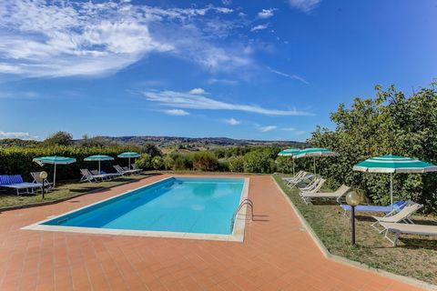 Questo raffinato appartamento in stile toscano fa parte di una casa colonica sulle colline del Chianti. È possibile utilizzare la piscina in comune e la casa vacanze ospita comodamente le famiglie, La sistemazione si trova nel comune di Gambassi Term...