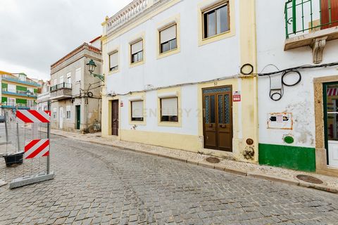 Para quem quer viver no centro de Alcochete ou para quem quer fazer um excelente investimento, este apartamento é o ideal para si. Com cerca de 58m2 tem uma sala espaçosa , 2 quartos, cozinha ampla e casa de banho. Com um sotão com as mesmas áreas qu...