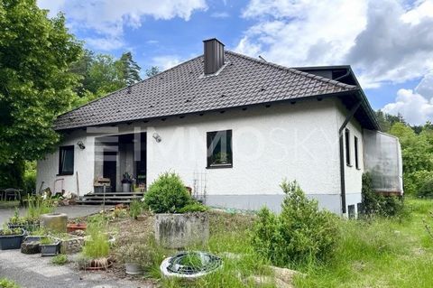 40.000?m² Grundstück in Parsberg Wohnhaus, Scheune & echtes Potenzial Dieses großzügige Mehrfamilienhaus mit 7 Zimmern liegt auf einem beeindruckenden 40.000?m² großen Areal ideal für alle, die Raum, Freiheit und Möglichkeiten suchen. Das Haus aus de...