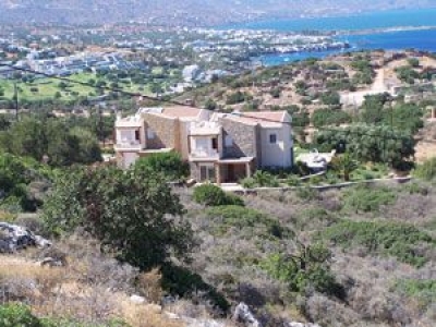A prIvate estate of 2 modern luxury detached vIllas sItuated In an elevated posItIon overlookIng the Gulf of MIrabello on the outskIrts of Elounda and close to some of the most prestIgIous hotels In the world. The vIllas both benefIt from central hea...