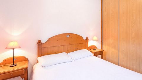 The Residence La Turra, with a lift, in Valfréjus is right a the foot of the ski slopes. This four star residence is built in the typical Savoyard style. There is a heated outdoor swimming pool, a sauna and a gym. The resort centre is just a short di...