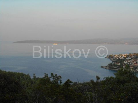 Solta, Stomorska, agricultural land of 7345m2 with open views of the sea, Split, Brac and Split channel. A wide macadam road leads to the land (there is still about 120m of road on one side, and 150m on the other). The land is rectangular in shape an...