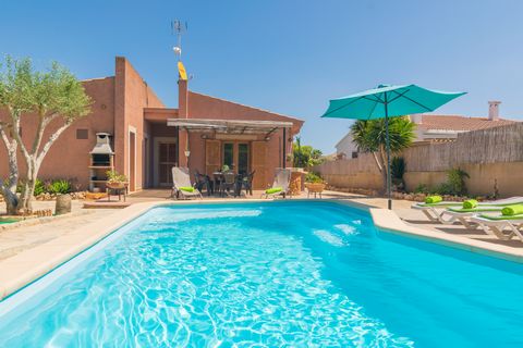 Summer chalet in the urbanization of Sa Coma in the east of Mallorca, with large terraces and capacity for 6 people. Guests can enjoy a dip in the 6.6 x 3.4 meters chlorine pool with a depth ranging from 1.1 to 1.7 meters. Surrounded by a terrace wit...