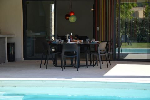 Ubicado en Malaucène, en el sur de Francia, esta villa tiene 4 dormitorios para 9 personas. Ideal para una familia, los huéspedes pueden relajarse en la piscina privada, disfrutar de una barbacoa caliente y conexión WiFi gratuita aquí. La piscina se ...